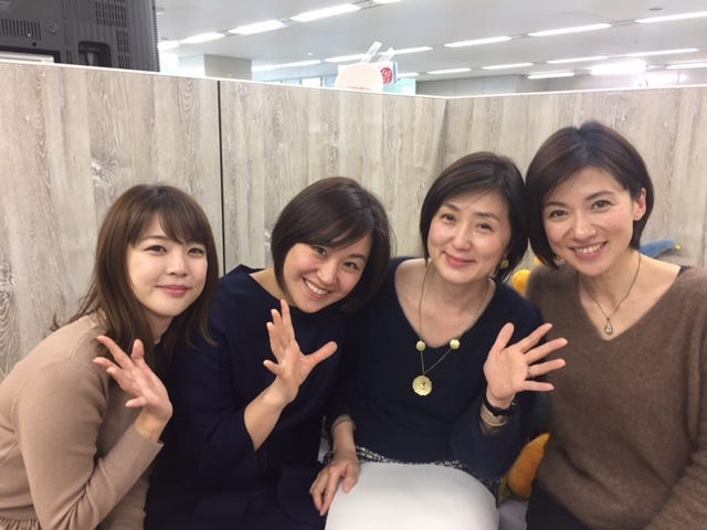 出社すると、ホッとするひととき。育休から復帰した石本アナを交え、お帰りなさい!でパチリ。アナウンス室は、まるで保健室のような癒しの空間です。(提供写真)