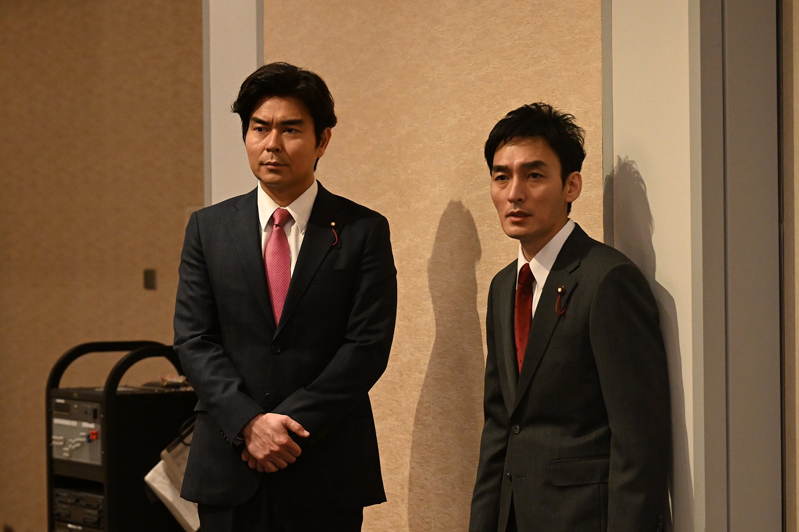 小澤征悦、草なぎ剛「罠の戦争」第9話より（C）カンテレ