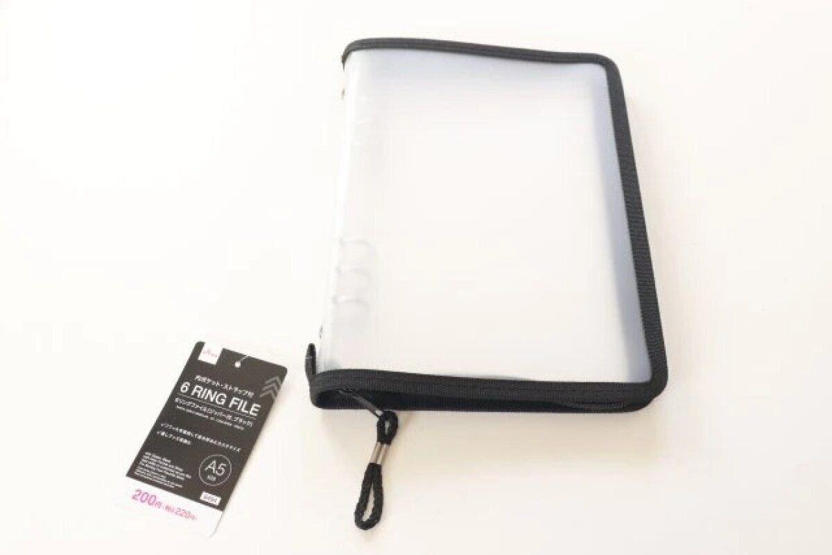 ダイソー　6リングファイル（A5、ジッパー付、ブラック）　パッケージ