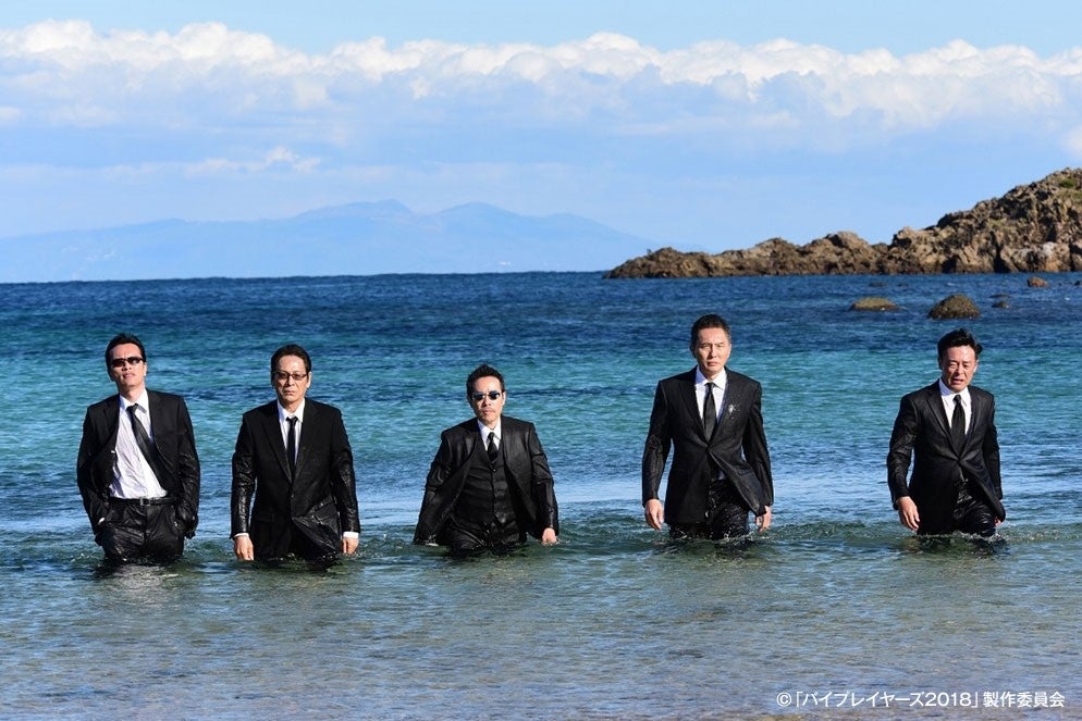 オープニングは5人が海の中から登場する（提供写真）