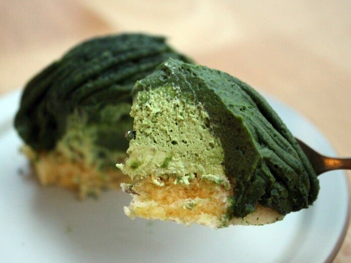 重厚な抹茶クリームの内側は、ふわっと軽い抹茶ホイップ