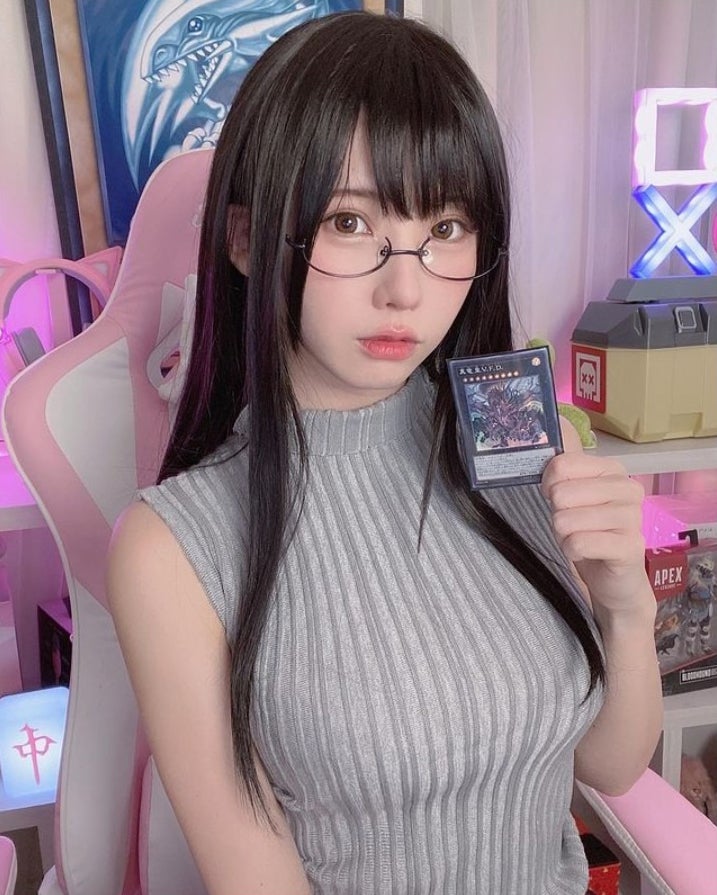 えなこ、黒髪ニット×メガネが反則級の可愛さ「最強の組み合わせ」の声