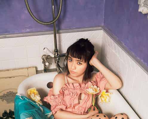 小島藤子、太ももギリギリ美脚全開 谷間あらわなSEXYロリータに