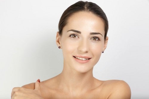 肩をさわる女性