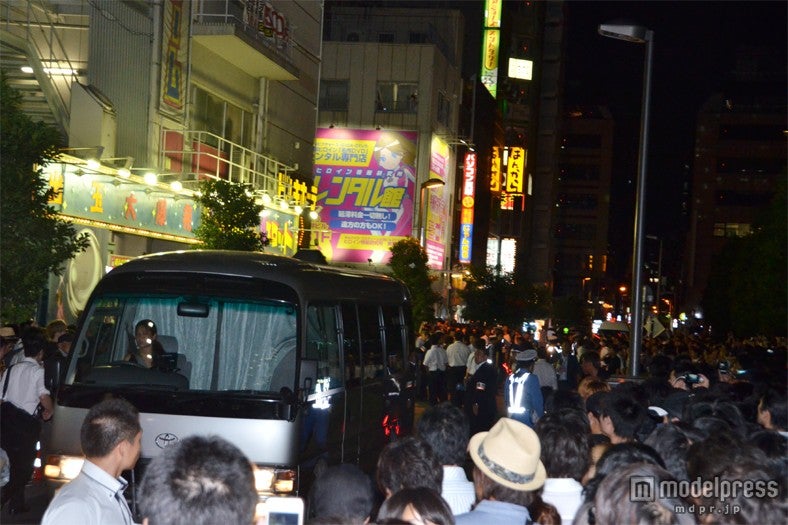 前田敦子に一言感謝を伝えようと、劇場の裏口に殺到するファン