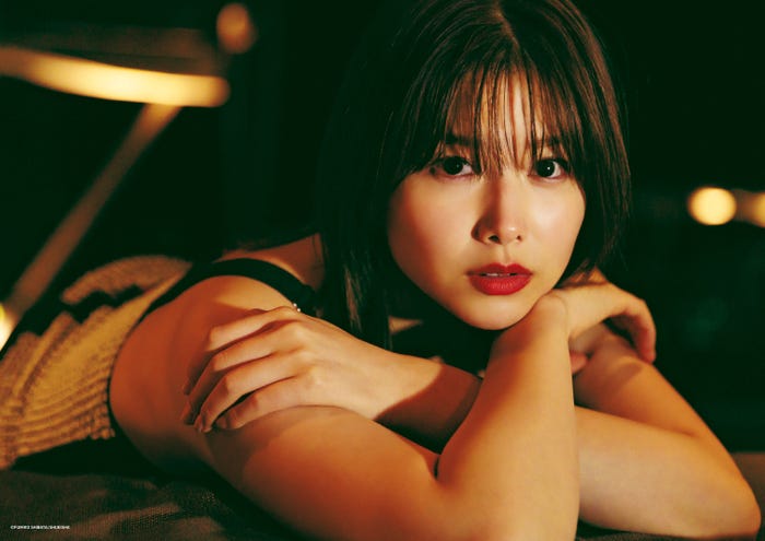 渡邉理佐 卒業メモリアルブック「抱きしめたくなる瞬間」特典ポスター(C)柴田フミコ/集英社