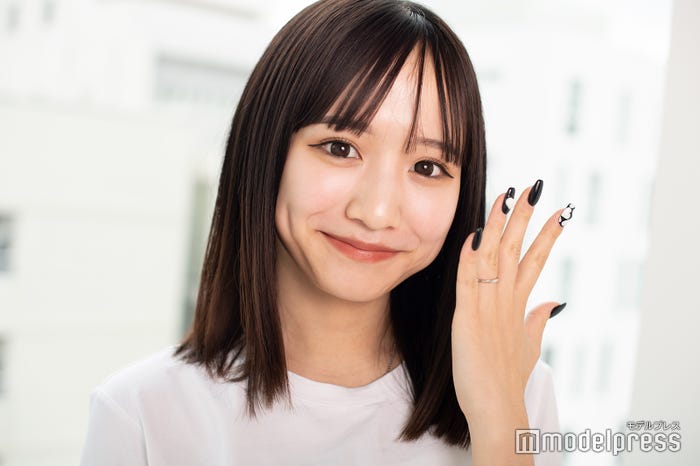 指輪を見せてくれた重川茉弥(C)モデルプレス