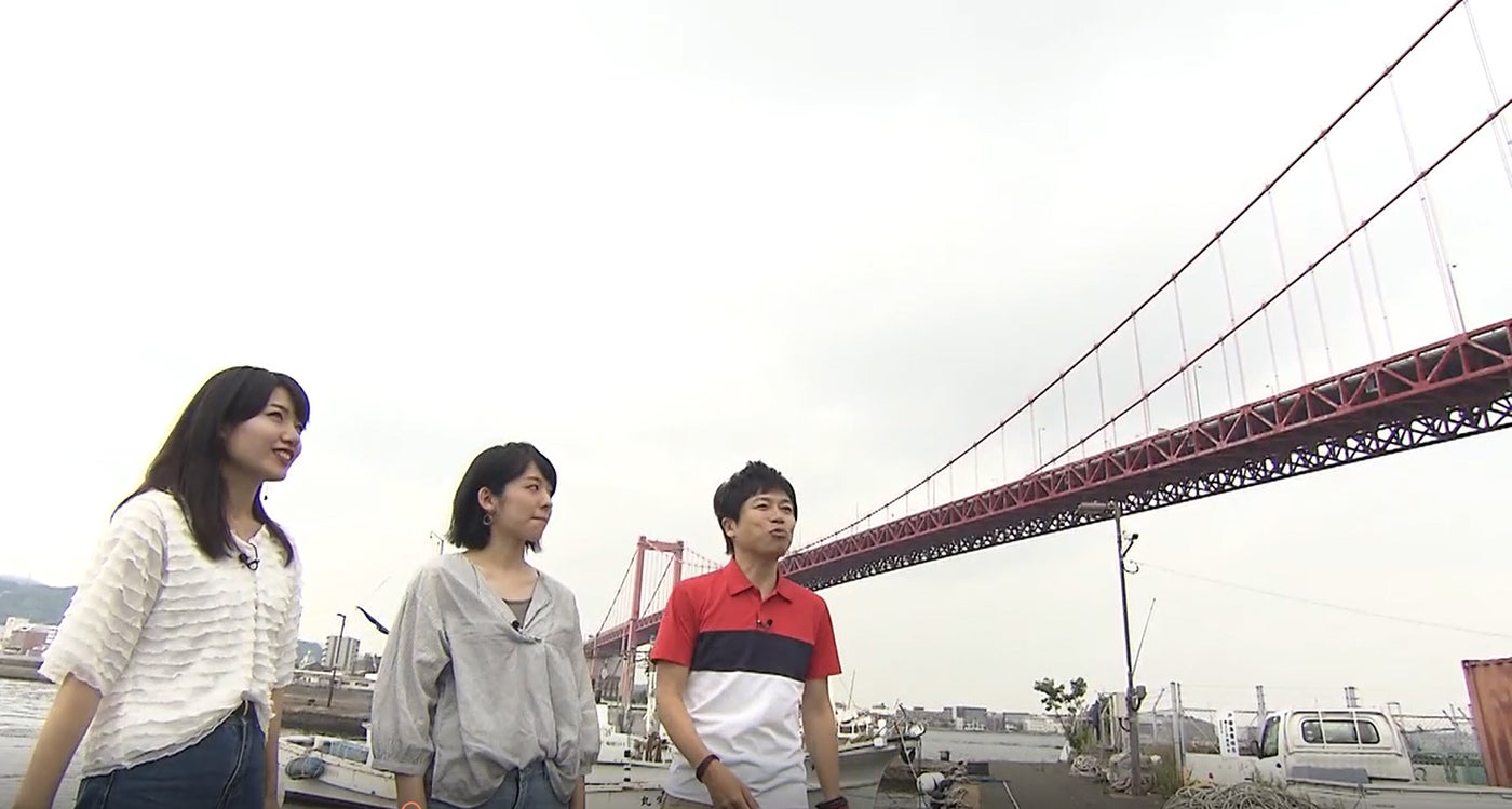 若戸大橋（左から）市山真理菜、山村実代、岡本啓／画像提供：BOAT RACE振興会