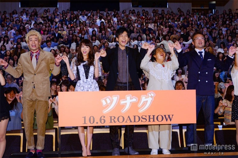 左から：佐藤隆太、桐谷美玲、松坂桃李、樹木希林、平川雄一朗監督