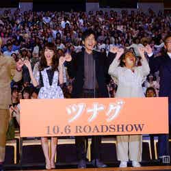左から：佐藤隆太、桐谷美玲、松坂桃李、樹木希林、平川雄一朗監督