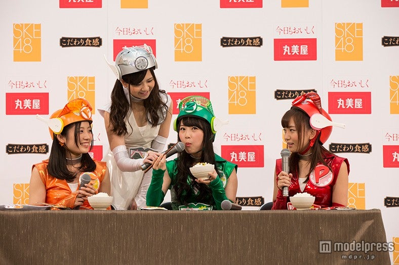 ふりかけご飯を試食（C）AKS