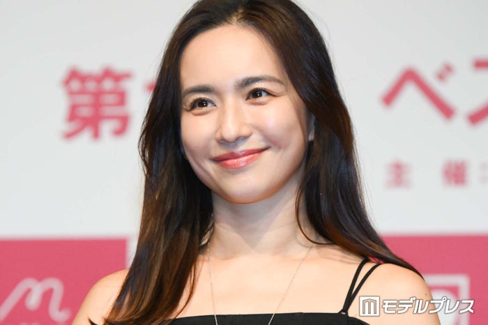 優木まおみ、美デコルテ際立つ衣装で登場 海外との2拠点生活を検討「教育の部分もあります」【ベストマザー賞】