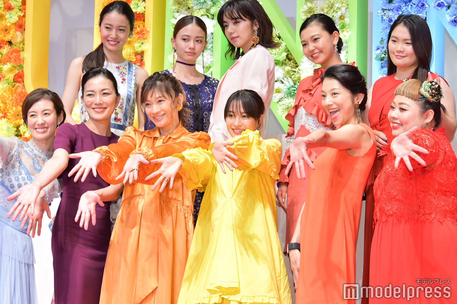“eggポーズ”を披露（後列左から）田辺桃子、山本舞香、池田エライザ、野田美桜、富田望生（前列左から）ともさかりえ、板谷由夏、篠原涼子、広瀬すず、小池栄子、渡辺直美（C）モデルプレス