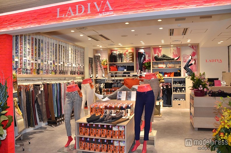 気軽に立ち寄れる、明るい店内