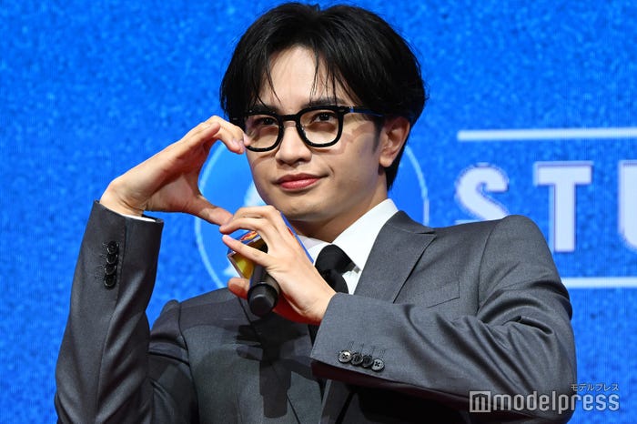 これからロイスに会いに行く“クラーク・ケンティー”姿の中島健人(C)モデルプレス