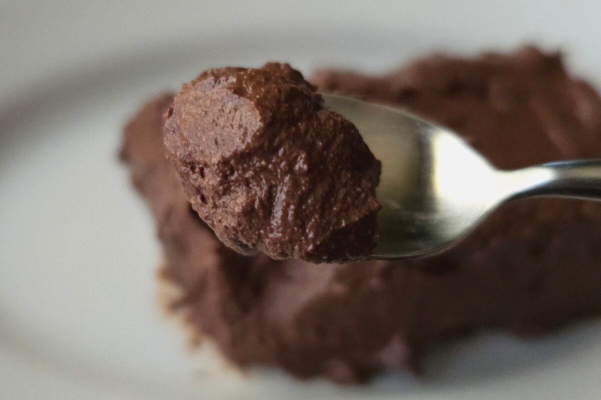 濃厚なチョコレートスイーツを食べたいけれど、カロリーが気になる。そして、お菓子作りは何となくハードルが高い。なんとか手軽にヘルシーに楽しむ方法はないものだろうか。