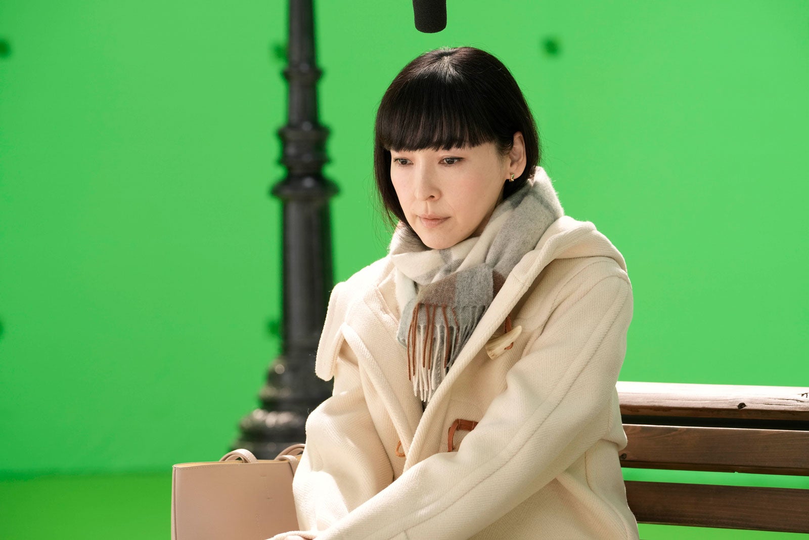 麻生久美子／新TVCM「スパイシーチキンマックナゲット黒胡椒ガーリック『大人はつらいよ登場』篇」メイキングより（提供写真）