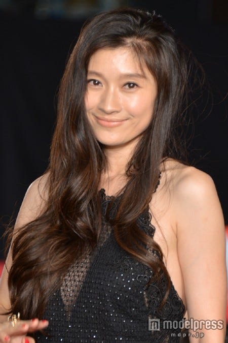 画像5 13 篠原涼子 背中を大胆露出のセクシードレスでブラピをお出迎え モデルプレス
