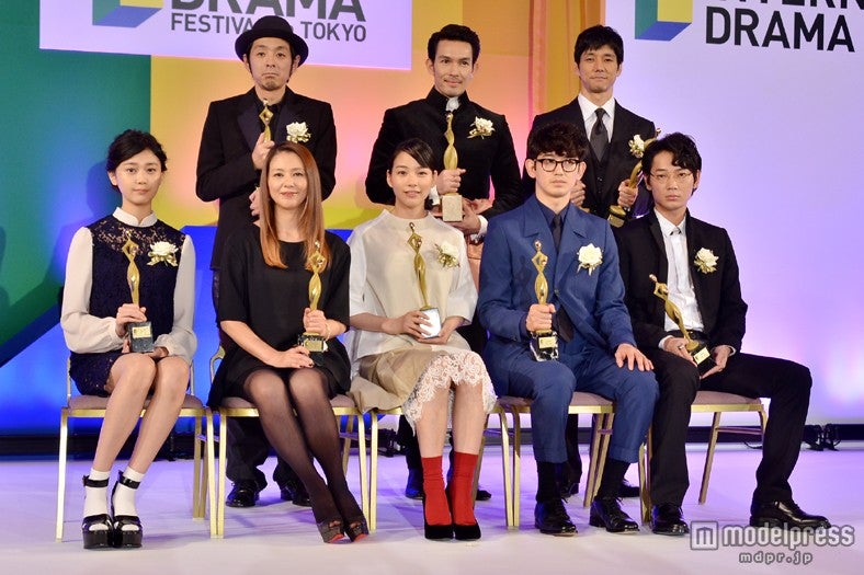 （前列左より）刈谷友衣子、小泉今日子、能年玲奈、瑛太、綾野剛（後列左より）宮藤官九郎、アム・アティチャート、西島秀俊
