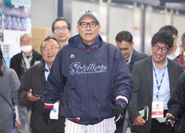 ヤクルト・池山監督にうれしい差し入れ 燕党さだまさしから「あ、さだ飴」と激励の言葉