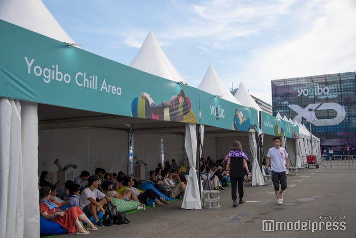 ビーズクッションで楽しめるチルエリア(C)モデルプレス