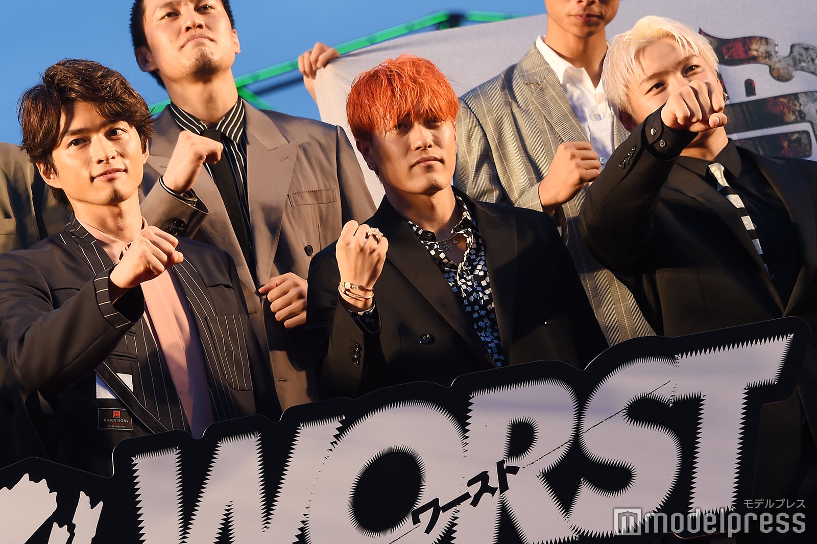 ひとりだけパンチが逆な中務裕太（中央）（C）モデルプレス