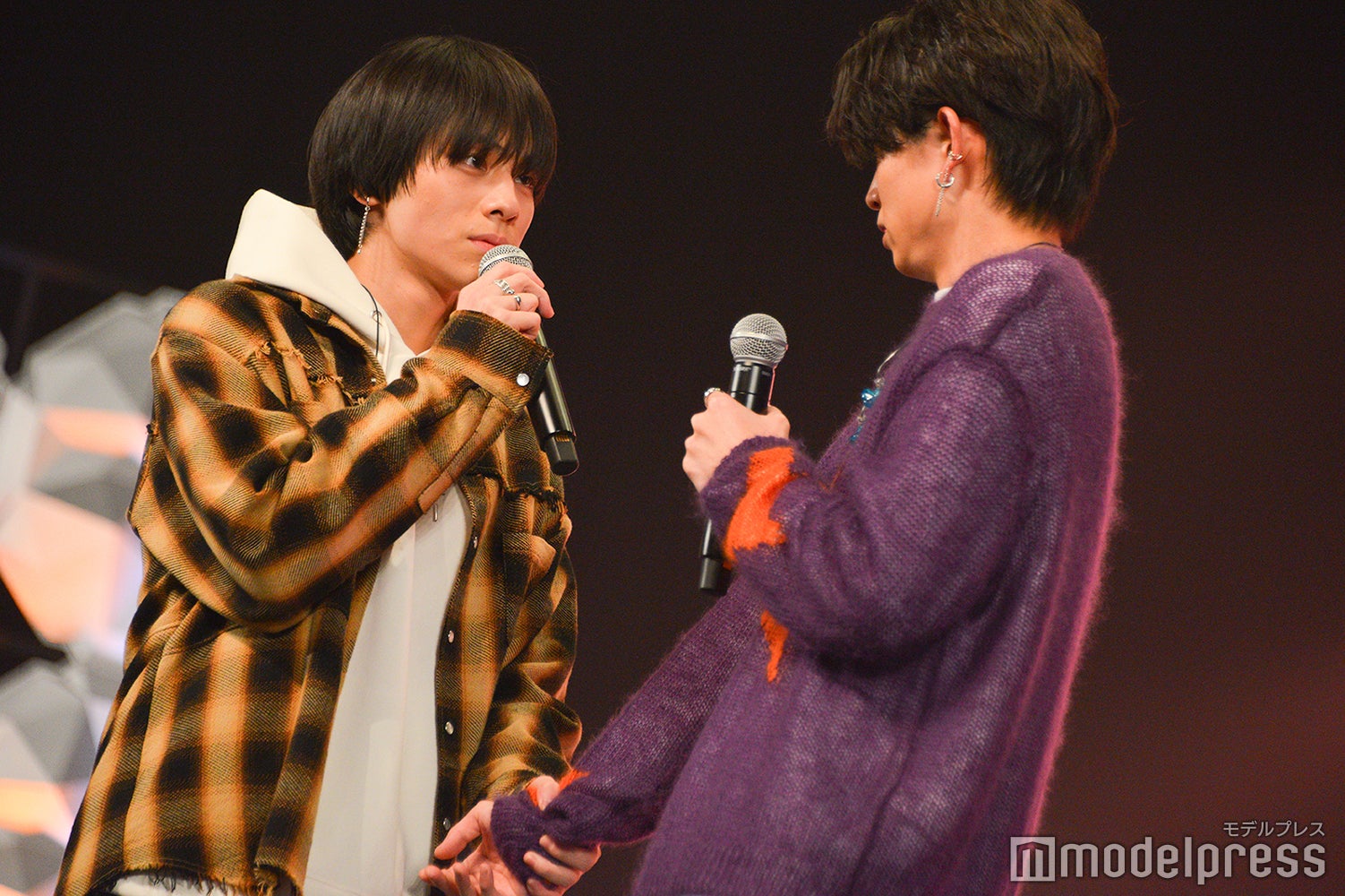 弾役の山下幸輝、あす花役の綱啓永 （C）モデルプレス