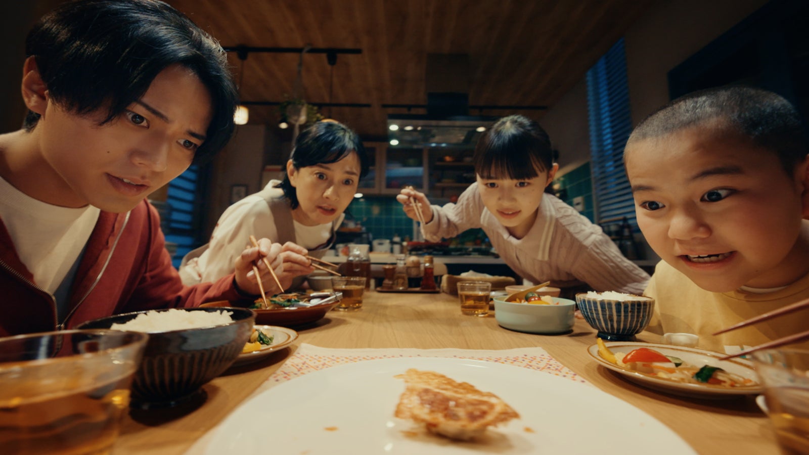 永瀬廉、新TVCMで“家族の攻防”繰り広げる 高橋海人との飯会予定・西畑大吾＆正門良規とやりたいこと明かす