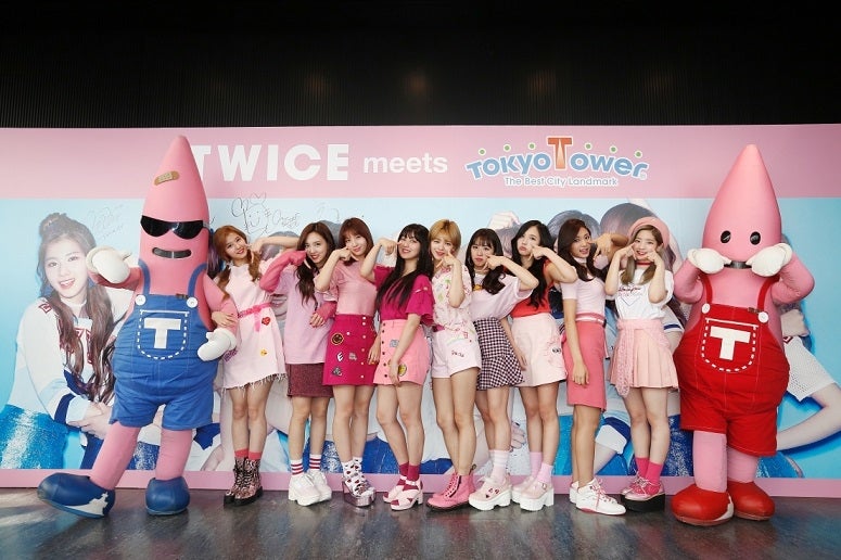 TWICEが東京タワーへ（提供写真）