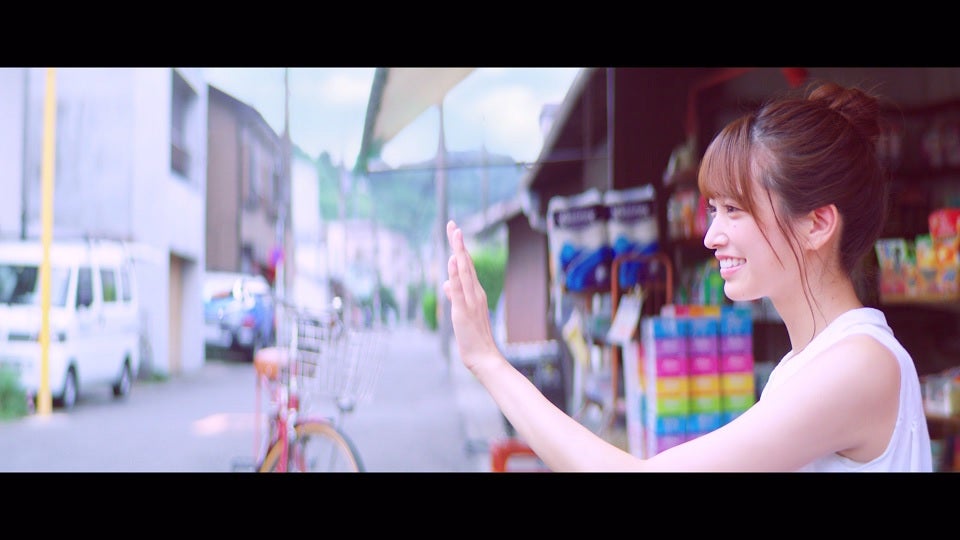 佐々木久美／「ママのドレス」MVより（提供画像）