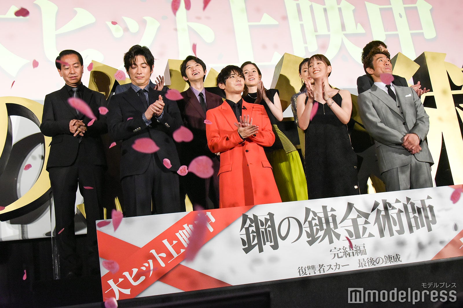 （上段左から）曽利文彦監督、本郷奏多、蓮佛美沙子、栗山千明、水石亜飛夢（下段左から）ディーン・フジオカ、山田涼介、本田翼、内野聖陽（C）モデルプレス