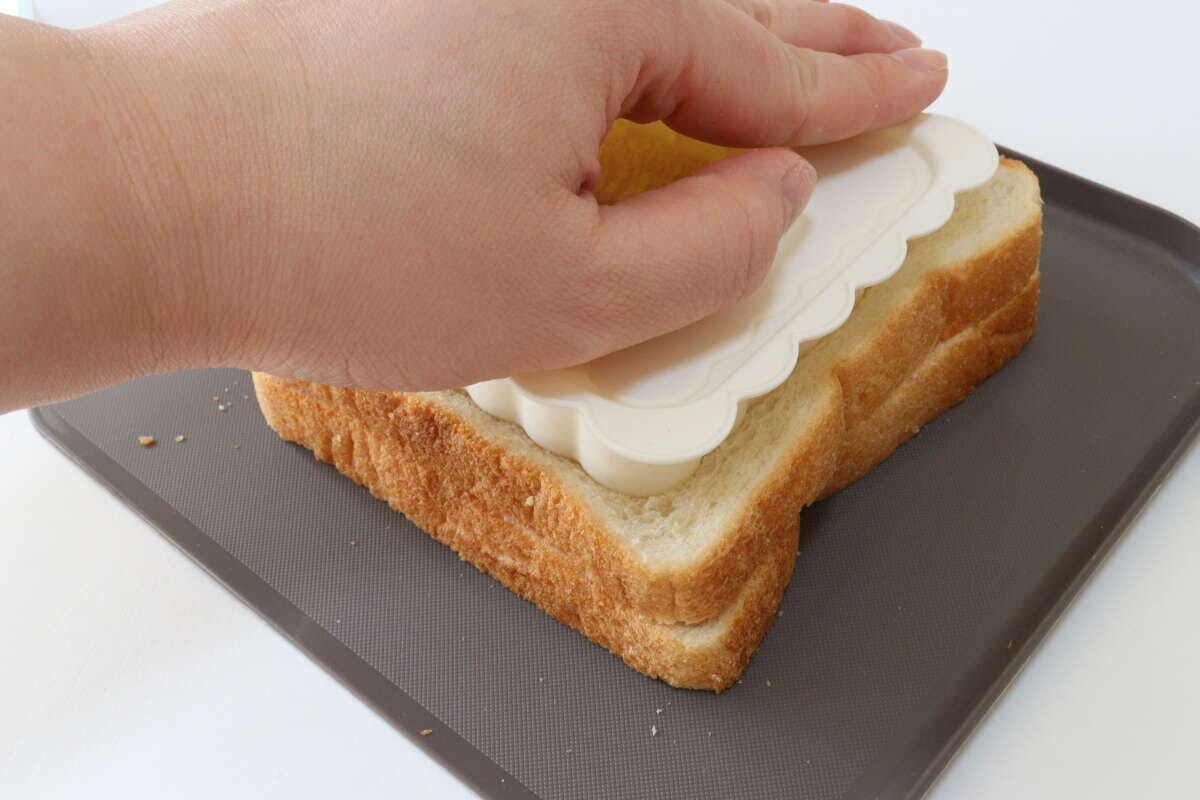 スタンプ付きサンドイッチメーカーKU　抜型を押す