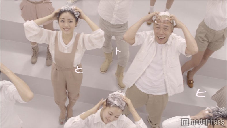 左から：石原さとみ、所ジョージ（新CM「登場篇」）