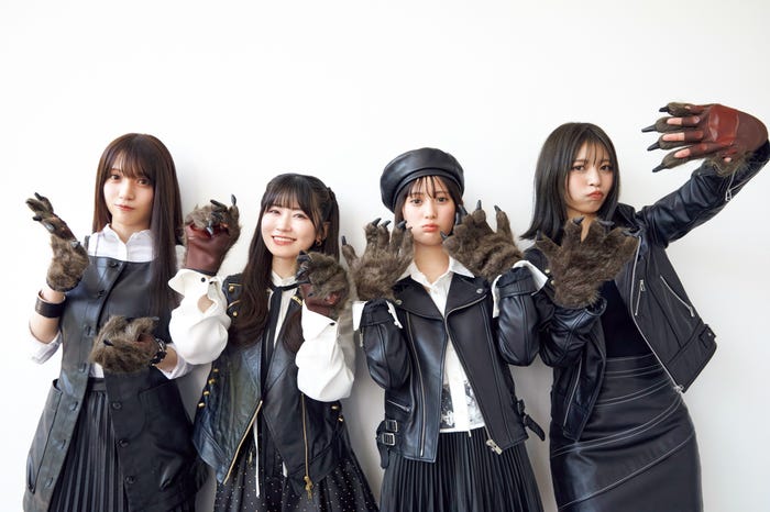 花宮初奈、花井美春、橘杏咲、松岡美里(C)撮影:三宮幹史/「天狼群オフィシャルビジュアルブック 雷轟鳴牙」(講談社/2025年9月24日発売)