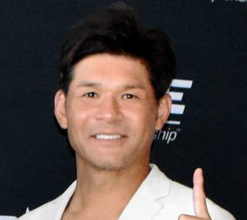 「すっかり本物の親子ですね♥」「愛情が伝わっている証拠」照英 愛犬とべったりでくつろぐ姿が癒しの極み「幸せな絵だなぁ」