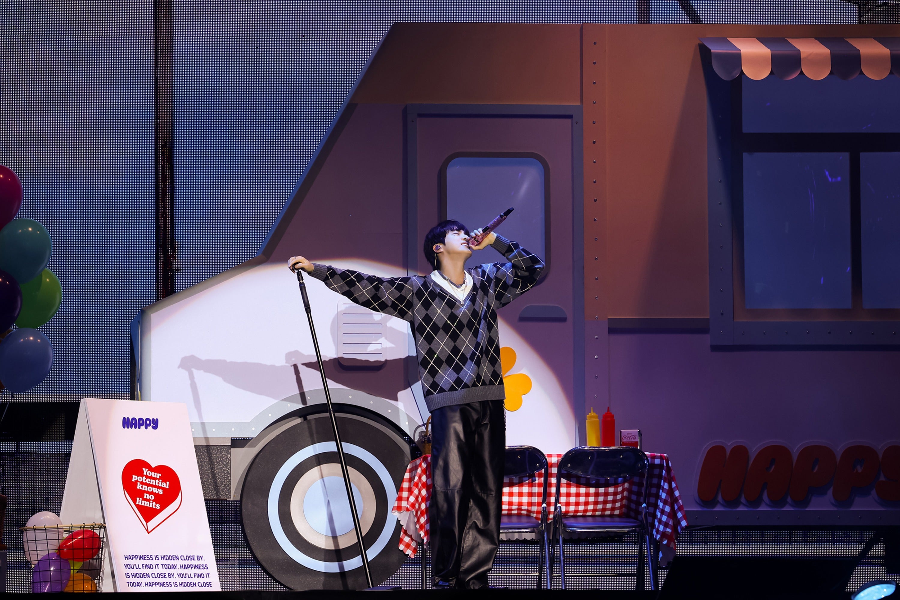 JIN「JIN ’Happy’ Special Stage」より（P）＆（C）BIGHIT MUSIC