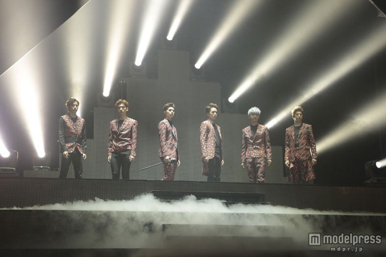 巨大なピラミッドをモチーフとした舞台にメンバーが降臨（C）CJ E&M，Jellyfish Entertainment ＆ CJ Victor Entertainment，Inc.