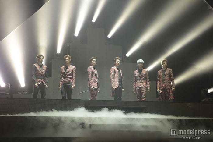 巨大なピラミッドをモチーフとした舞台にメンバーが降臨(C)CJ E&M,Jellyfish Entertainment & CJ Victor Entertainment,Inc.