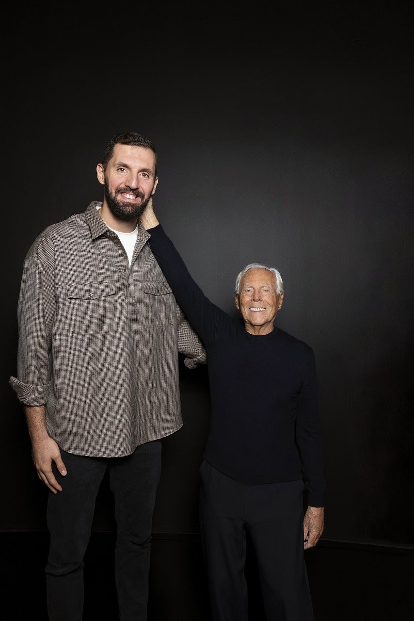 ニコラ・ミロティッチ、ジョルジオ・アルマーニ「エンポリオ アルマーニ24春夏ウィメンズコレクションショー」より（提供写真）