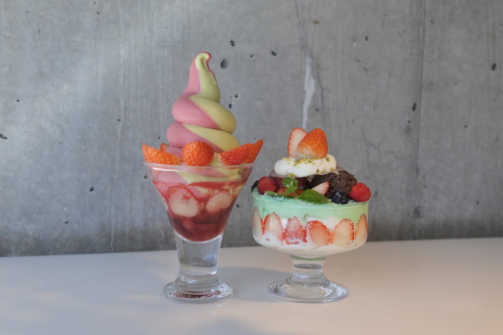 モヒート仕立てのチョコミントパフェ「ショコラ ア ラ マント」、濃厚ピスタチオとフランボワーズのソフトクリーム いちごのパフェ／画像提供：L＆H