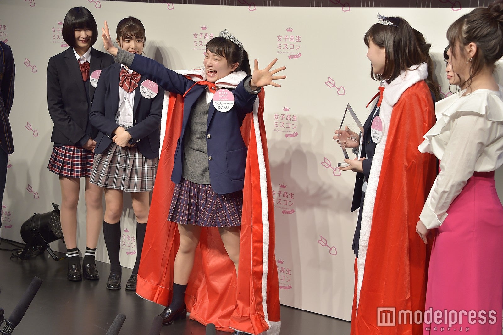 囲み取材の様子（C）モデルプレス