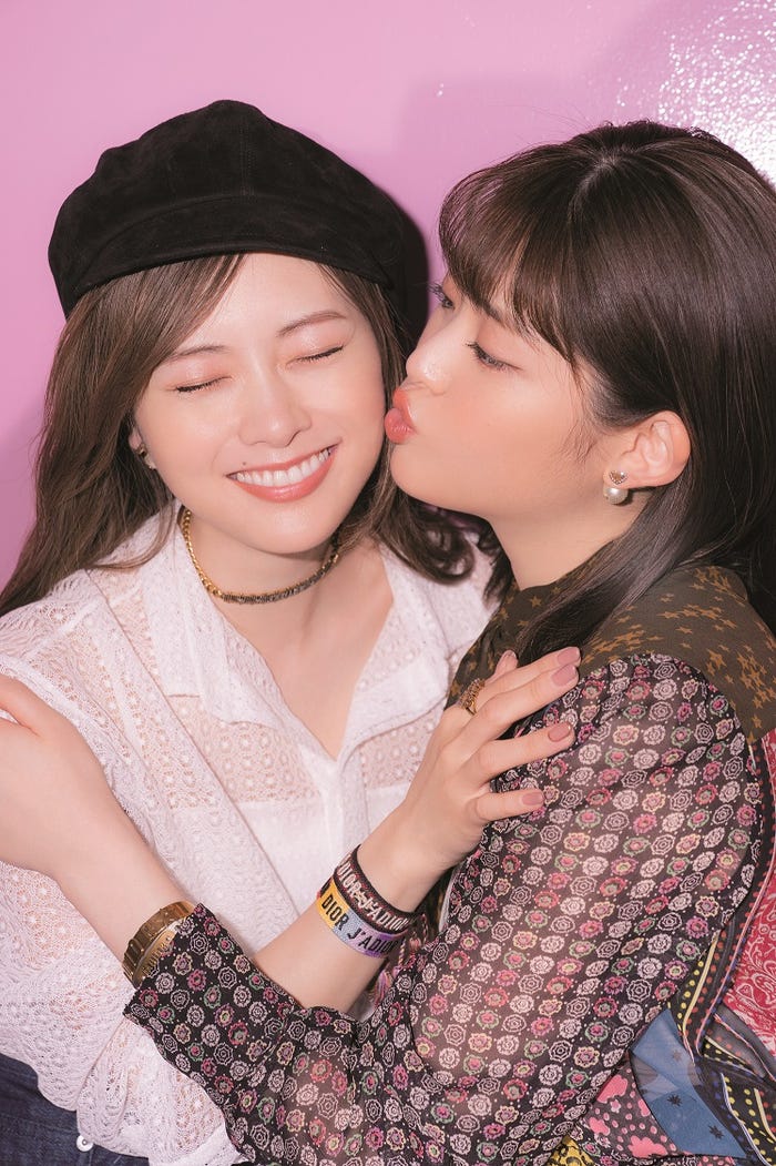 白石麻衣、松村沙友理/「CanCam」1月号(画像提供:小学館)