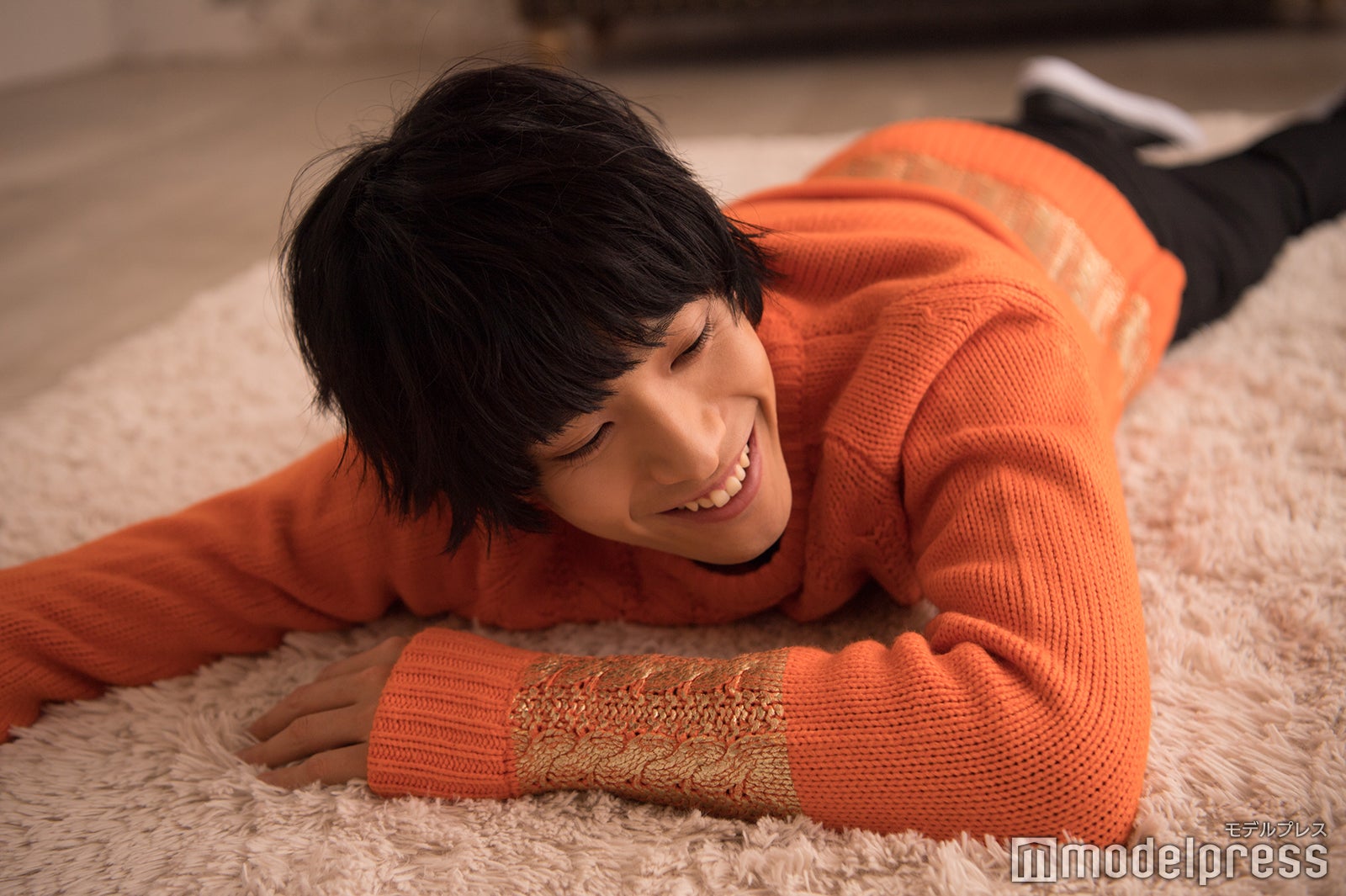 ふわふわのラグに寝転がり「これ欲しい～！」と黒羽さん（C）モデルプレス