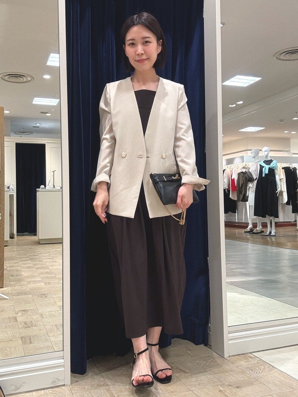 高機能素材のきれいめワンピースは万能 出典:WEAR