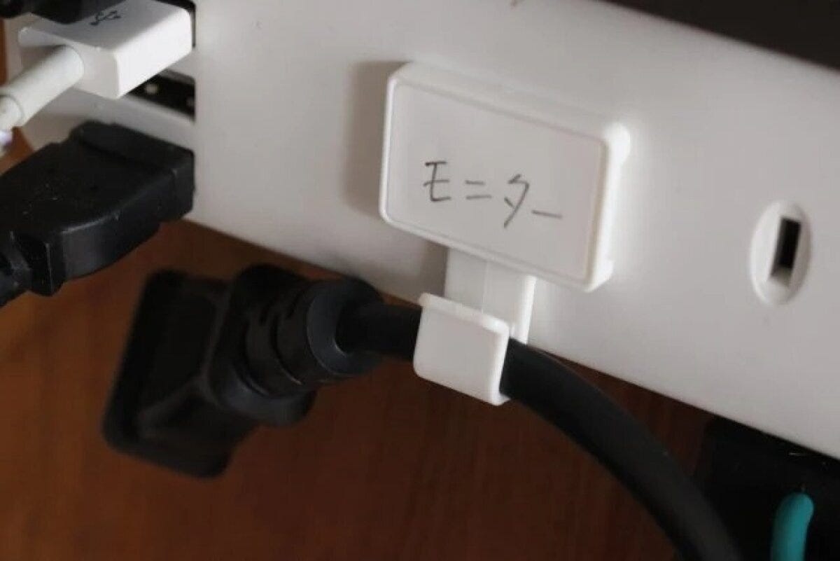 電源タップのケーブルに「モニター」と書かれたタグが付いている 電源タップのケーブルに「モニター」と書かれたタグが付いている