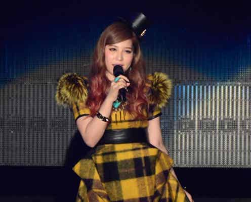 元AKB48河西智美、こだわりの新衣装で「GirlsAward」登場