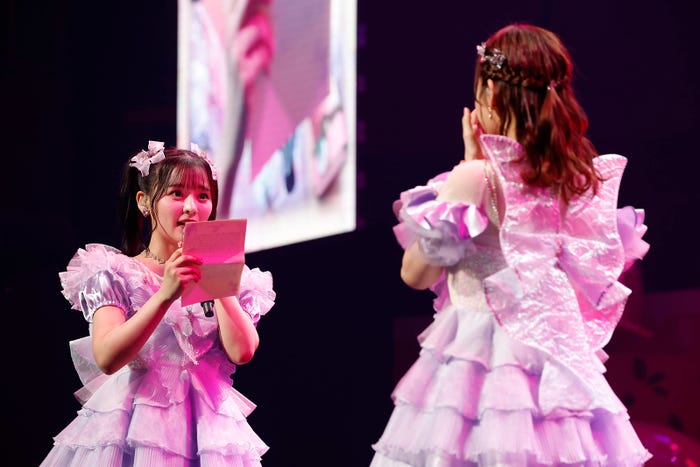=LOVE高松瞳へサプライズで手紙を読み上げる齊藤なぎさ「~齊藤なぎさ卒業コンサート~ 現役アイドルちゅ~ みんなのこと大好きだよ」より(提供写真)
