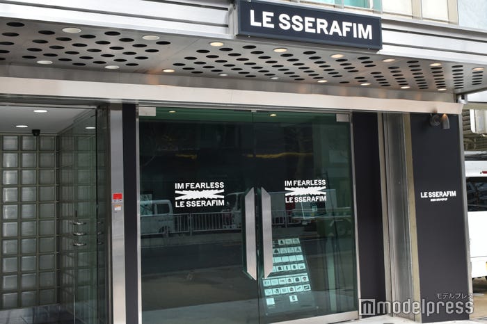 「LE SSERAFIM 2024 S/S POP UP IN TOKYO」外観(C)モデルプレス