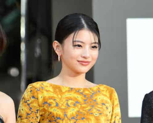 え、えぇっ?!【東京国際映画祭】鮮やかドレスの出口夏希、後ろを向いたら…背中がWOW!で2度ビックリ