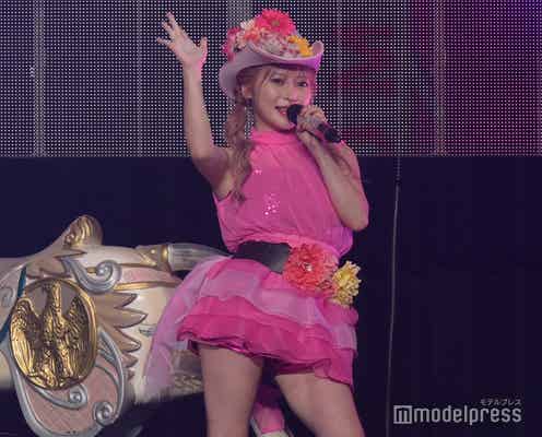 ヘラヘラ三銃士まりな、ミニスカ衣装でソロ歌唱「桃色片想い」に会場釘付け<ヘラヘラ三銃士 2ndコンサート 2022 夏 ~熱烈美々~>